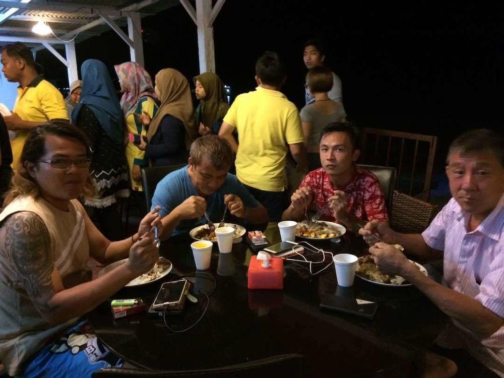 Marina Bay Resort & Restaurant Kampung Genting Екстериор снимка
