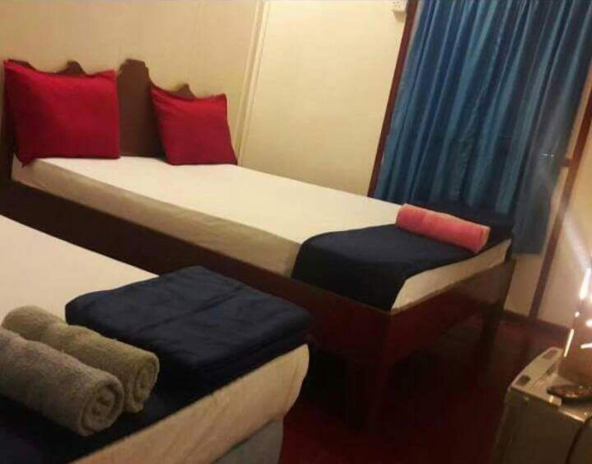 Marina Bay Resort & Restaurant Kampung Genting Екстериор снимка