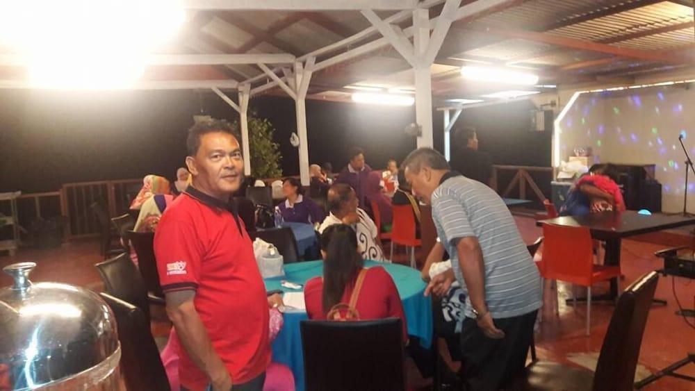 Marina Bay Resort & Restaurant Kampung Genting Екстериор снимка