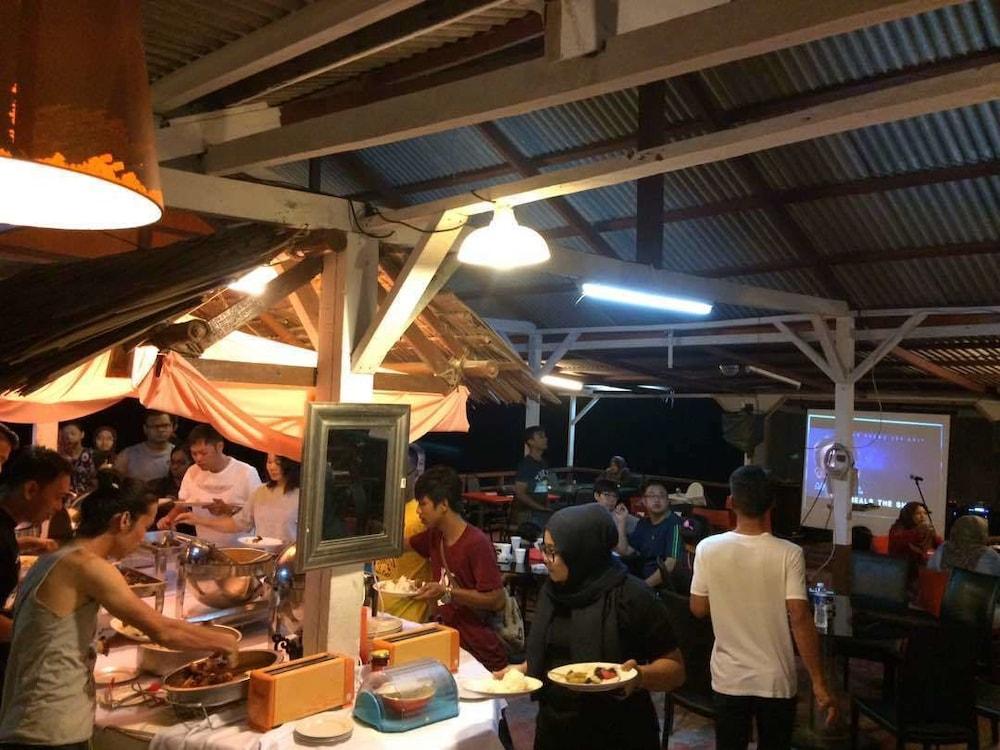 Marina Bay Resort & Restaurant Kampung Genting Екстериор снимка