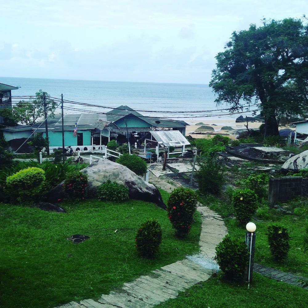 Marina Bay Resort & Restaurant Kampung Genting Екстериор снимка