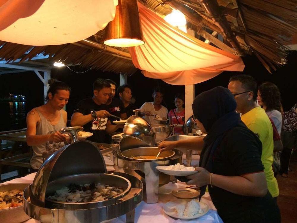 Marina Bay Resort & Restaurant Kampung Genting Екстериор снимка