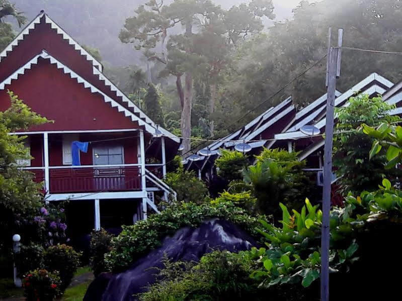 Marina Bay Resort & Restaurant Kampung Genting Екстериор снимка