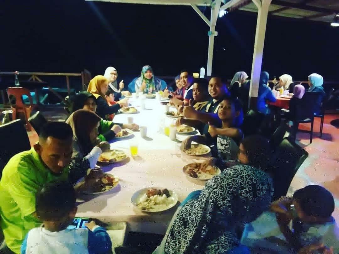 Marina Bay Resort & Restaurant Kampung Genting Екстериор снимка