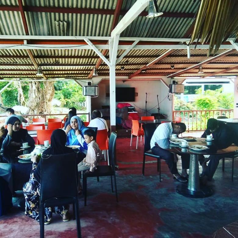Marina Bay Resort & Restaurant Kampung Genting Екстериор снимка