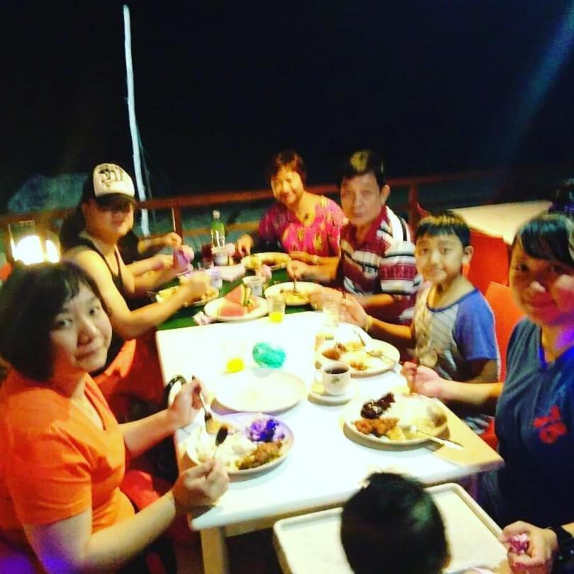 Marina Bay Resort & Restaurant Kampung Genting Екстериор снимка