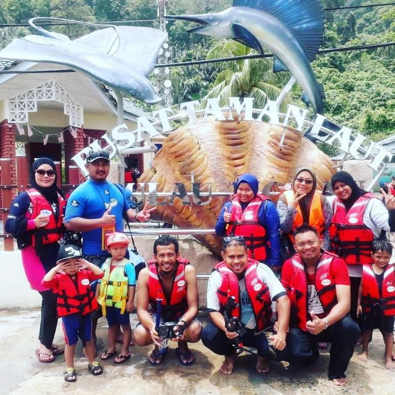 Marina Bay Resort & Restaurant Kampung Genting Екстериор снимка